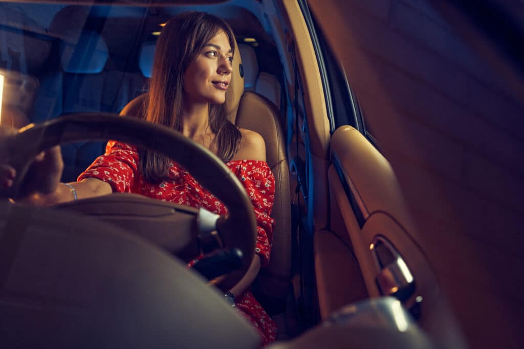 Comment choisir la meilleure sellerie pour voiture ? 2 smiling young woman driving car at night 2024 10 18 08 50 39 utc